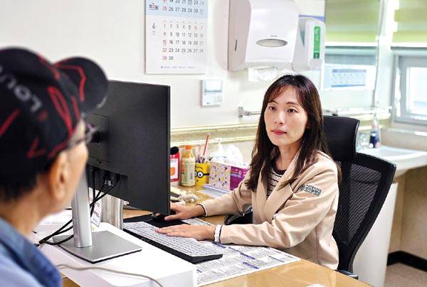 메리놀병원 정신건강의학과 이윤나 과장이 환자를 진료하고 있다.  메리놀병원 제공