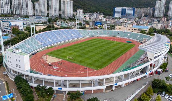 부산 서구 구덕운동장 전경. 부산시가 지난해 도시재생 혁신 지구 사업을 추진했으나 국비를 지원받는 공모에서 탈락했다.  국제신문DB