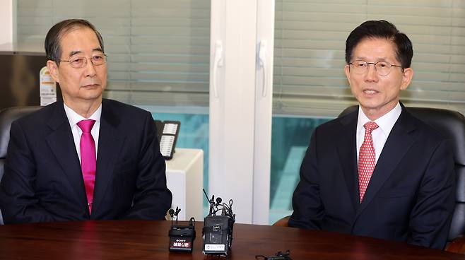 Kim Moon-soo, presidential candidate of the People Power Party, meets with former Prime Minister Han Duck-soo at the party’s campaign office in Yeouido, Seoul, on May 11. [JOINT PRESS CORPS]