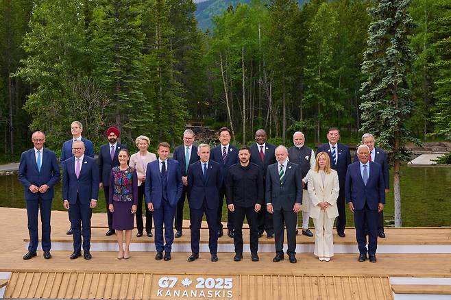South Korean President Lee Jae Myung, second row, fifth from left, poses with G7 and invited leaders for a group photo at the G7 Summit in Kananaskis, Alberta, Canada, on June 17. [JOINT PRESS CORPS]