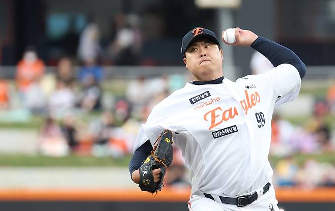 Hanwha Eagles pitcher Ryu Hyun-jin pitches during a KBO game against the KT Wiz at Daejeon Hanwha Life Ballpark in Daejeon on June 5. [NEWS1]