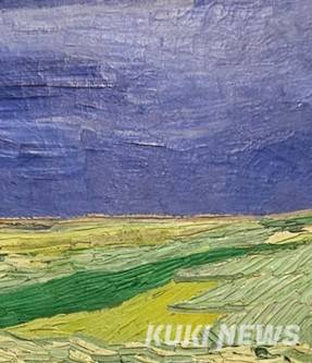 <천둥 구름 아래의 밀밭> 부분: 조명 때문에 각도에 따라 색이 약간 다르다