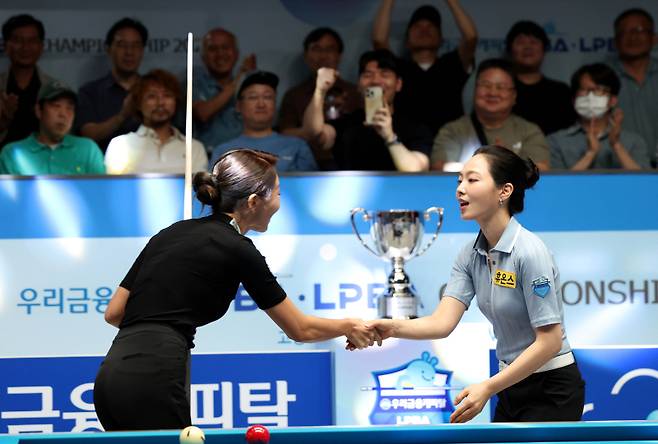 김가영(왼쪽)이 차유람을 꺾고 시즌 개막전 정상에 올랐다. PBA 제공