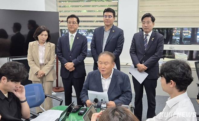 이상민 국민의힘 이상민 대전시당위원장과 시·구의원들이 23일 오전 대전시의회 기자실에서 해양수산부 부산이전과 대덕연구개발특구내 항공우주연구원, 천문연구원 경남 사천이전 특별법 개정안 등에 대해 입장을 밝히고 있다. 사진=이익훈 기자