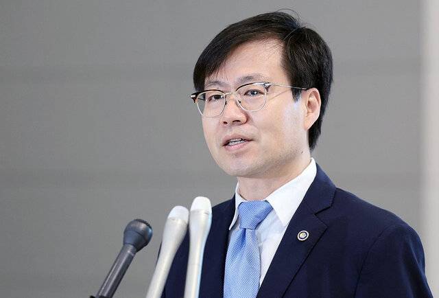 한미 관세 협상을 위해 미국으로 떠나는 산업통상자원부 여한구 통상교섭본부장이 22일 인천국제공항 제2터미널 출국장에서 출국전 취재진 질문에 답하고 있다. 연합뉴스