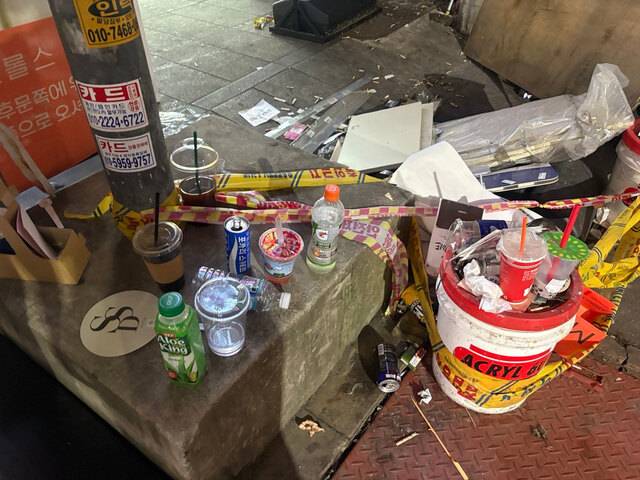 쓰레기가 지난 14일 서울 성수동 한 건물 앞에 쌓여 있다. 음료가 상당히 남아 있는 일회용 플라스틱 용기와 캔 등이 버려졌다.