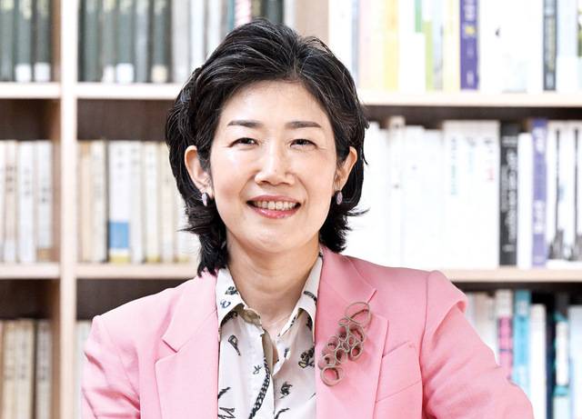 올해 창간 80주년을 맞는 현암사의 조미현 대표가 최근 서울 마포구 사옥에서 진행한 인터뷰에서 현암사만의 출판 원칙을 밝히고 있다. 그는 “회사 나이는 팔순이지만, 살짝 불안정하면서도 균형 잡힌 40대 중반의 시각으로 책을 만들려 한다”고 말했다. 권현구 기자