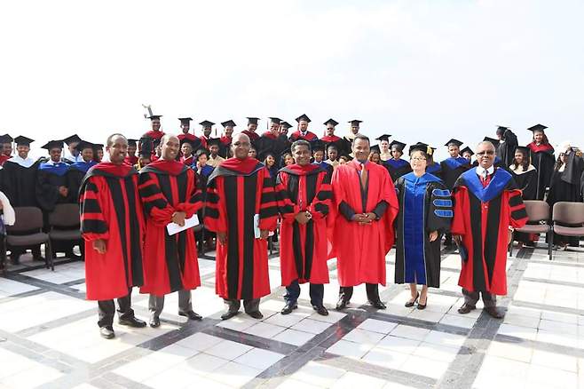 장은혜(앞줄 오른쪽 두 번째) 선교사가 최근 에티오피아신학대학원 졸업식에서 교수 및 학생들과 함께 기념 촬영을 하고 있다. 장 선교사 제공