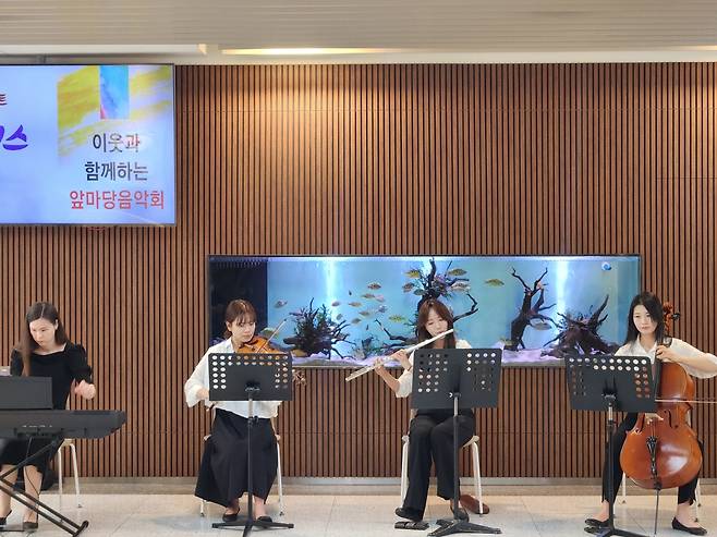 클래식 앙상블 팀 클라시스가 지난 19일 서울 강남구 충현교회에서 클래식 음악을 연주하고 있다.