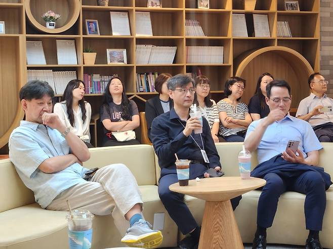 충현교회 '이웃과 함께하는 앞마당음악회'에 참석한 직장인들이 클래식 음악을 듣고 있다.