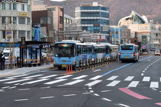 서면~충무 BRT 노선을 운행 중인 부산 시내버스 모습. 부산시 제공
