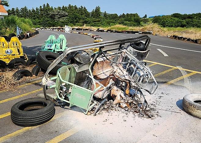 지난달 29일 제주 서귀포시의 한 카트장 카트에서 불이 나 타고 있던 10대가 중증 화상을 입었다. 제주소방안전본부 제공