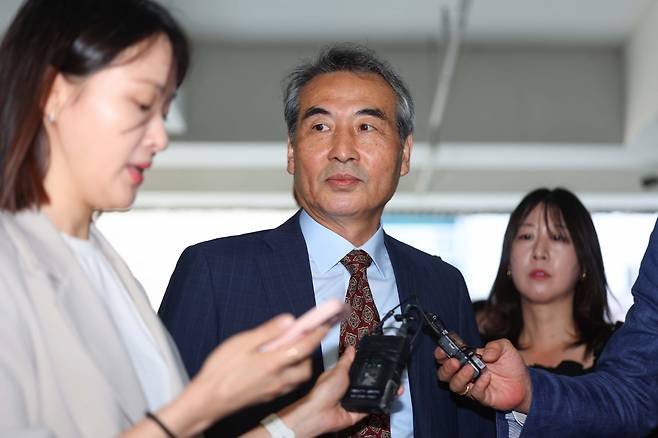 김건희 여사 관련 의혹을 수사하는 민중기 특별검사가 23일 서울 서초구 서초동에 마련된 임시 사무실로 출근하고 있다. 연합뉴스