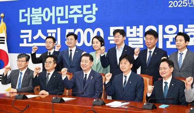 김병기(앞줄 가운데) 더불어민주당 대표 직무대행 겸 원내대표가 23일 국회에서 ‘코스피 5000 특별위원회’ 출범식에서 특위 위원들과 기념촬영을 하고 있다. 이병주 기자