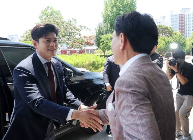 김용태(왼쪽) 국민의힘 비상대책위원장이 23일 강원도 춘천 강원도청을 찾아 김진태 지사와 악수하고 있다. 주말 새 제주·인천을 방문한 김 위원장은 이번 주 울산과 충청 지역을 돌며 민심을 청취한다. 연합뉴스