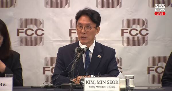 ▲김민석 국무총리 후보자가 지난 17일 외신기자 간담회에서 현재 20년이나 된 법안 논의를 했는데 어떤 대화가 더 필요하느냐는 질의에 답변하고 있다. 사진=SBS 영상 갈무리