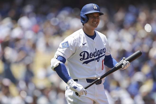 LA다저스의 오타니 쇼헤이가 23일 열린 워싱턴 내셔널스와 메이저리그 홈 경기에서 1회말 타석에 들어서면서 환하게 웃고 있다. AP연합뉴스