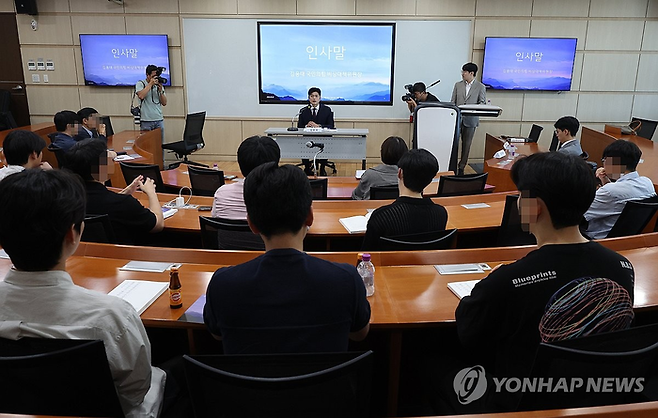 22일 국민의힘 김용태 비상대책위원장이 ‘전공의·의대생들에게 듣는 의료대란 해결 방안’을 주제로 대담을 진행하고 있다. [사진 = 연합뉴스]
