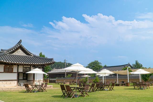 문경의 로컬 기업 ‘리플레이스’가 운영하는 한옥 카페 전경(사진제공-경북도)