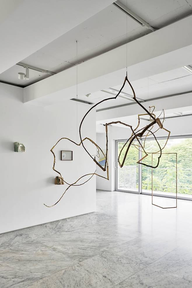 구현모 작가의 개인전이 열리고 있는 서울 삼청동 PKM갤러리 PKM+ 전시장 전경. PKM갤러리