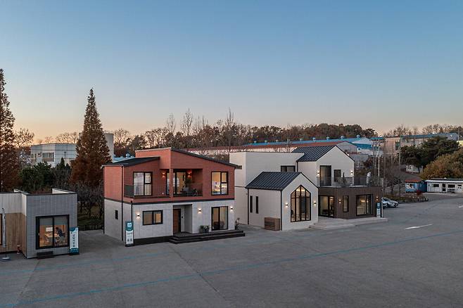 GS건설 자이가이스트가 충남 당진공장에 세운 목조 모듈러 샘플 하우스. GS건설