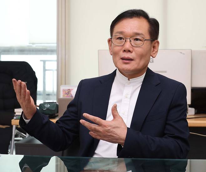 김한석 테크밸리 대표가 산업용 X레이 장비에 대해 설명하고 있다. 한주형 기자