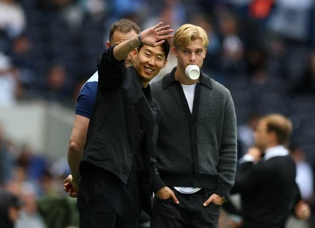 골드는 “결국 손흥민의 미래는 손흥민이 스스로 결정해야 한다. 그는 토트넘의 전설로서 10년 동안의 헌신, 그리고 유로파리그 트로피 획득으로 충분한 자격을 갖췄다”고 전했다. 사진=REUTERS=연합뉴스