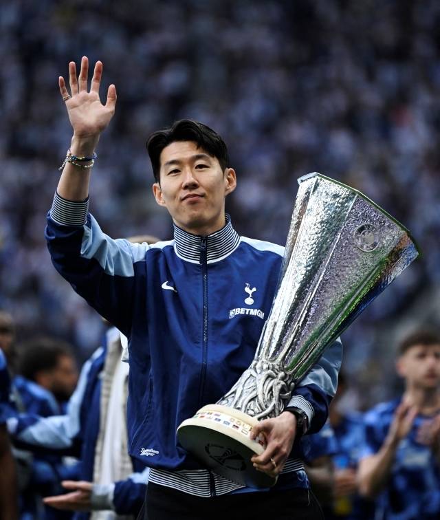 ‘풋볼 인사이더’는 “손흥민은 지난 10년간 토트넘 최고의 영입 중 한 명이었다. 그는 바이어 04 레버쿠젠에서 2200만 파운드에 영입됐을 때만 하더라도 비교적 잘 알려지지 않은 선수였다. 지금은 유로파리그 우승 멤버로 토트넘의 위대한 인물로 떠날 수 있다”고 평가했다. 사진=REUTERS=연합뉴스