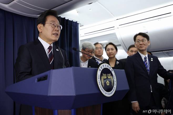 [캘거리=뉴시스] 최진석 기자 = 이재명 대통령이 16일(현지 시간)  주요 7개국(G7) 정상회의 참석을 위해 캐나다 앨버타주 캘거리로 향하는 공군 1호기에서 기자간담회를 하고 있다. 2025.06.17. myjs@newsis.com /사진=