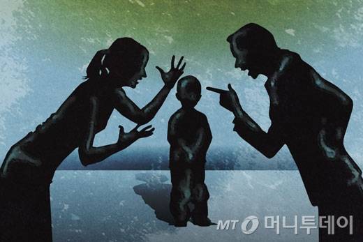 전남편의 폭력 때문에 이혼한 여성이 재혼 남편과의 가정에서 자녀의 성과 본 변경을 고민 중이라는 사연이 소개됐다. /사진=임종철 디자인기자