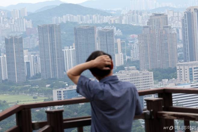 [서울=뉴시스] 조성우 기자 = 서울 아파트값이 꾸준히 오르면서 6월 셋째 주 매매가격 상승률이 주간 기준으로는 6년 9개월 만에 최대 상승폭을 기록했다.  한국부동산원의 전국 주간 아파트가격 동향 조사 결과에 따르면 서울은 20주 연속 상승세를 이어가고 있으며, 6월16일 0.36%로 상승폭이 점차 커지고 있다. 사진은 19일 서울 남산에서 바라본 서울 아파트의 모습. 2025.06.19. xconfind@newsis.com /사진=조성우