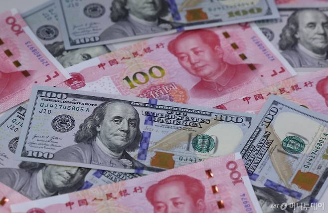14일 서울 중구 하나은행 위변조대응센터에서 미국 달러와 위안화가 놓여 있다.  /사진=뉴스1