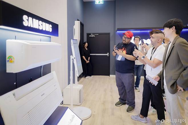 (서울=뉴스1) = 삼성전자가 지난 20일 태국 방콕에서 '2025년 동남아 테크 세미나'를 열고, 동남아시아 시장에 비스포크 AI 가전 기술을 소개했다고 23일 밝혔다.  참석자들이 삼성전자 시스템 에어컨과 무풍 기술이 적용된 에어컨 라인업을 살펴보고 있다. (삼성전자 제공. 재판매 및 DB 금지) 2025.6.23/뉴스1