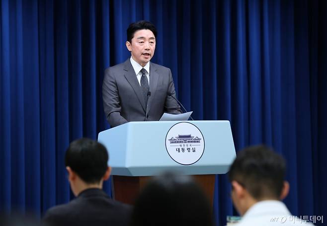 [서울=뉴시스] 최진석 기자 = 강훈식 비서실장이 23일 서울 용산 대통령실에서 이재명 대통령의 11개 부처 장관 후보자 지명 관련 브리핑을 하고 있다. 2025.06.23. myjs@newsis.com /사진=최진석