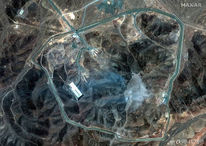 민간 위성업체 막사 테크놀로지가 22일(현지시간) 촬영한 이란 포르도 핵시설 전경. 왼쪽 중하단 미국의 벙커버스터 폭탄이 투하된 지점으로 추정되는 위치에 구멍 6개와 잔해가 보인다./로이터=뉴스1