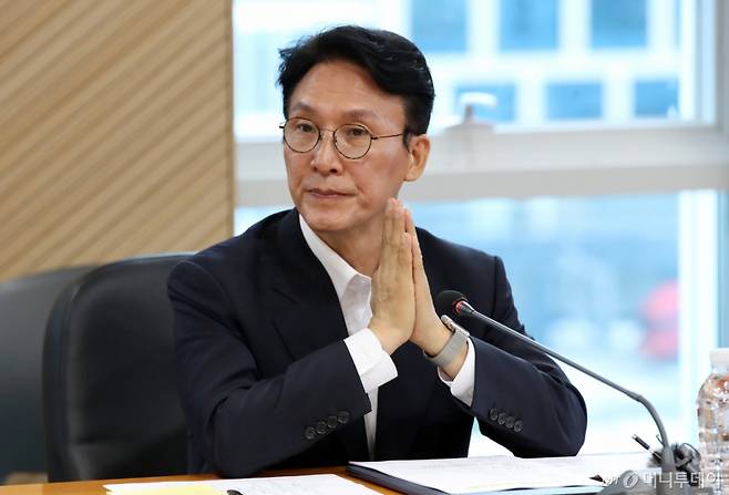 김민석 국무총리 후보자가 20일 오전 대구 수성구 알파시티 내 대구디지털혁신진흥원에서 열린 '인공지능 전환(AX) 연구거점 조성을 위한 경청 간담회'에서 참석자 인사를 듣고 있다./사진=뉴스1