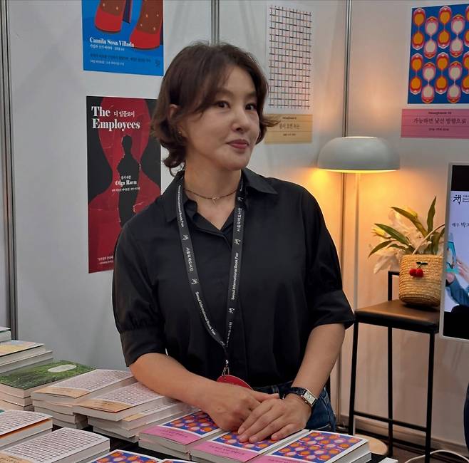 배우 박지영이 동생 박혜진 다람출판사 대표를 위해 서울국제도서전 일일 점원으로 나섰다. /사진=인스타그램 갈무리