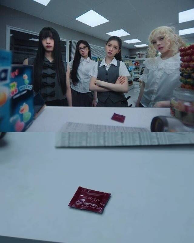 사진은 선정성 논란이 불거진 베이비돈크라이 뮤비 장면. /사진=베이비돈크라이 MV 캡처