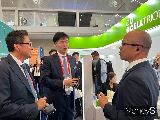 사진은 바이오USA 기간 셀트리온 부스를 방문한 신유열 롯데바이오로직스 글로벌전략실장(가운데). /사진=김동욱 기자