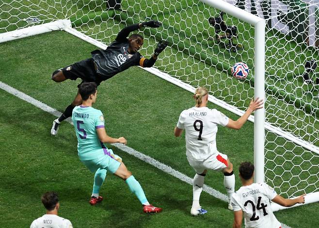 알 아인이 맨체스터 시티에 패하며 클럽월드컵 탈락을 확정 지었다. 사진은 23일(한국시각) 미국 애틀랜타 메르세데스벤츠 스타디움에서 열린 2025 국제축구연맹(FIFA) 클럽월드컵 G조 맨시티와 알 아인의 경기에 선발 출전한 박용우(왼쪽·등번호 5번)의 모습. /사진=로이터