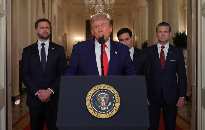 도널드 트럼프 미국 대통령이 21일(현지시간) 포르도, 나탄즈, 이스파한 등 이란의 3개 핵 시설에 대한 미군의 폭격 이후 워싱턴DC 백악관에서  JD 밴스 부통령, 마르코 루비오 국무장관, 피트 헤그세스 국방장관과 함께 카메라 앞에 서 대국민 연설을 하고 있다. /사진=뉴스1