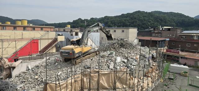 파주시가 지난 20일 성매매집결지 내에서 규모가 가장 큰 성매매업소 1동에 대한 철거를 하고 있다. 파주시 제공