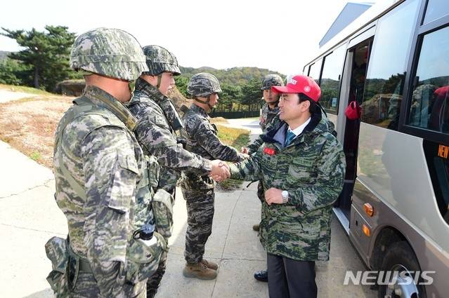 2018년 10월16일 안규백 국회 국방위원장이 국정감사 현장점검을 위해 인천시 백령도 해병대6여단 포병부대를 국방위원들과 함께 찾아 장병들을 격려하고 있다. 국방일보 제공