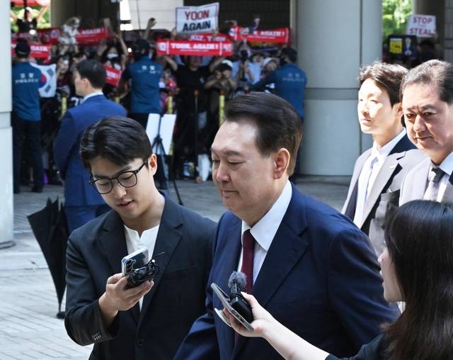 윤석열 전 대통령이 23일 서울 서초구 서울중앙지방법원에서 열린 내란 우두머리 혐의·직권남용 권리행사 방해 혐의 사건 8차 공판에 출석하고 있다.  사진공동취재단