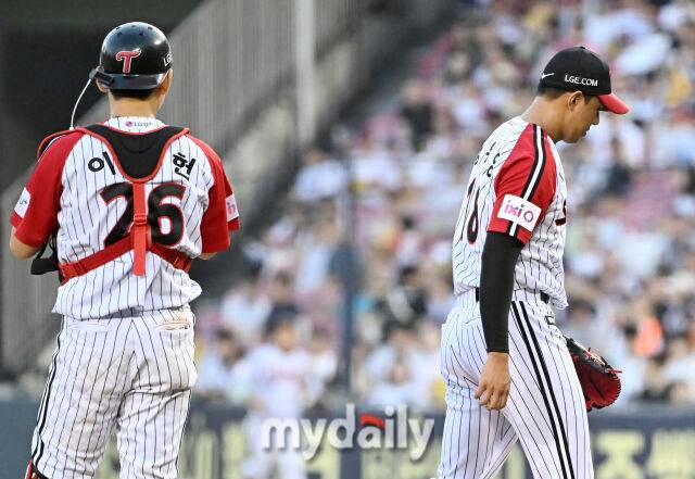 22일 오후 서울 잠실야구장에서 진행된 '2025 프로야구 KBO리그' LG트윈스와 두산베어스의 경기. LG 정우영이 8회초 볼넷과 사구로 무사 만루를 자초한 뒤 교체되고 있다./잠실 = 송일섭 기자