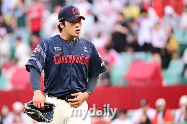 롯데 선발 이민석이 4회말 1사 만루에서 연속 삼진을 잡은 뒤 김태형 감독을 바라보며 마운드를 내려오고 있다.