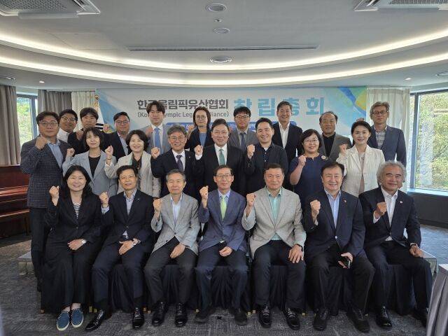 한국올림픽유산협회 창립총회에 참가한 조현재 초대회장 등 관계자들이 행사 후 기념 촬영을 하고 있다. /한국올림픽유산협회 제공