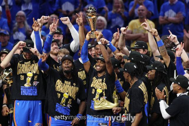 SGA(왼쪽에서 세 번째)가 우승 세리머니를 펼치고 있다. /게티이미지코리아