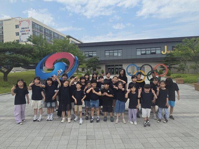국가대표선수촌 견학에 나선 이원초등학교 학생들. /대한체육회 제공