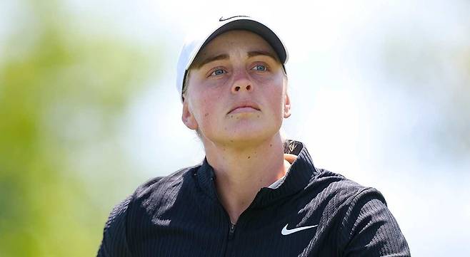 경기 도중 화를 참지 못하고 퍼터를 부러뜨린 마야 스탁. [사진=USGA]